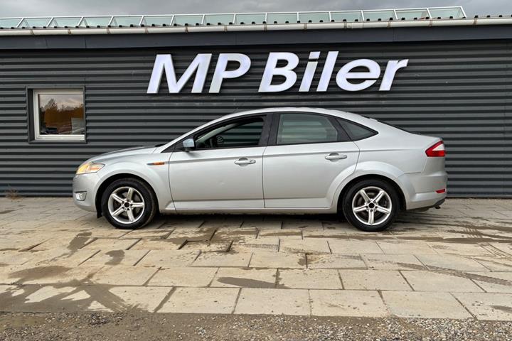 Sølv Ford Mondeo fra 2007