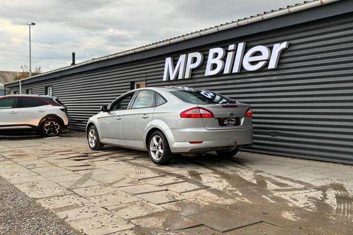 Sølv Ford Mondeo fra 2007