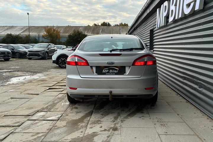 Sølv Ford Mondeo fra 2007