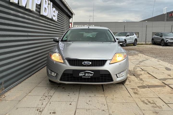 Sølv Ford Mondeo fra 2007