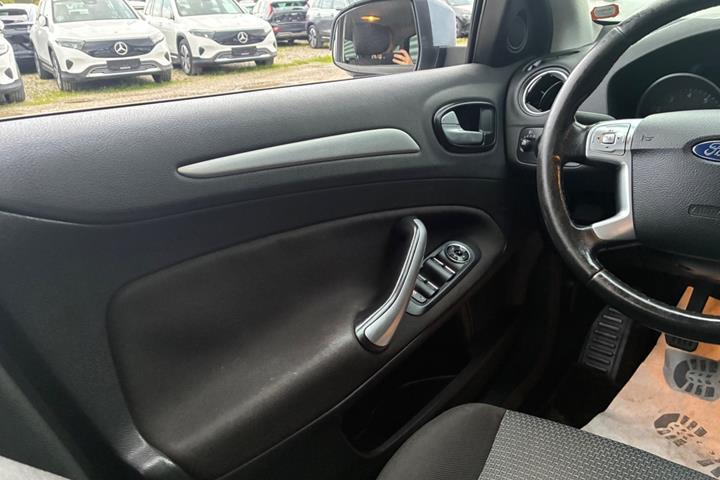 Sølv Ford Mondeo fra 2007