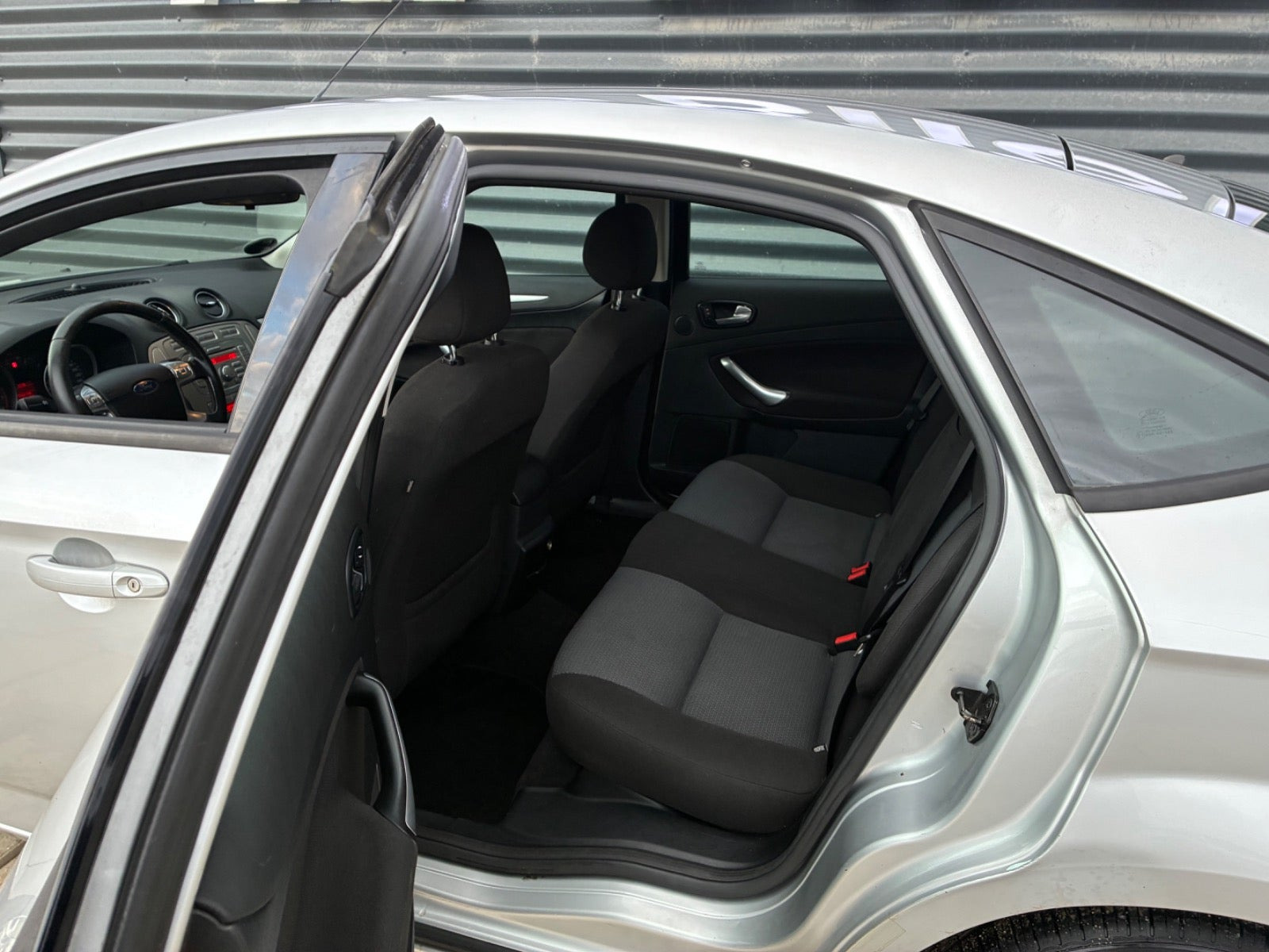 Sølv Ford Mondeo fra 2007
