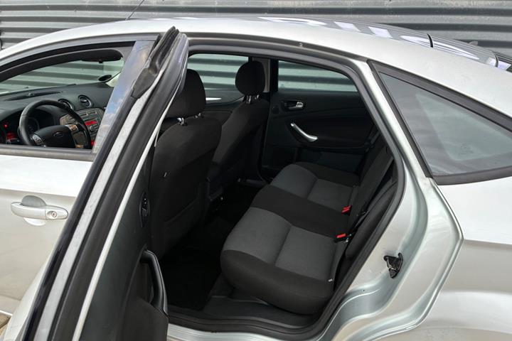 Sølv Ford Mondeo fra 2007