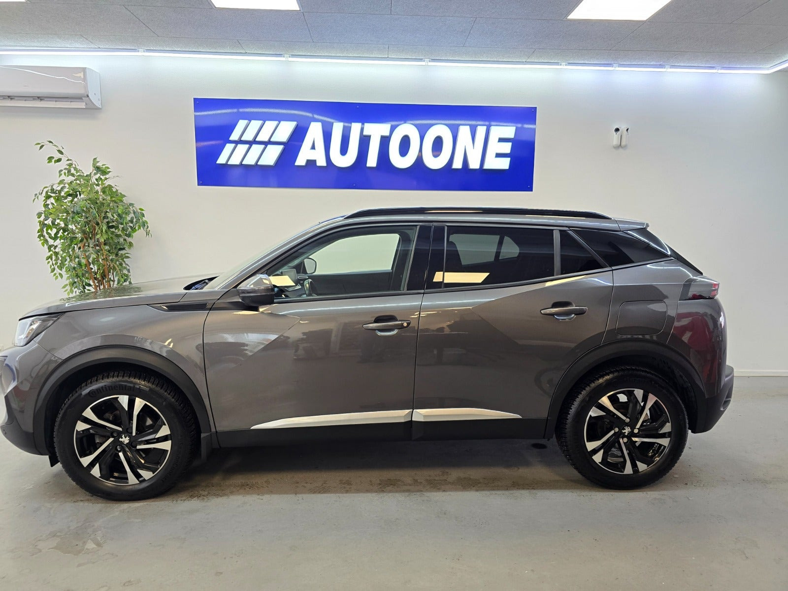 Grå Peugeot 2008 fra 2020