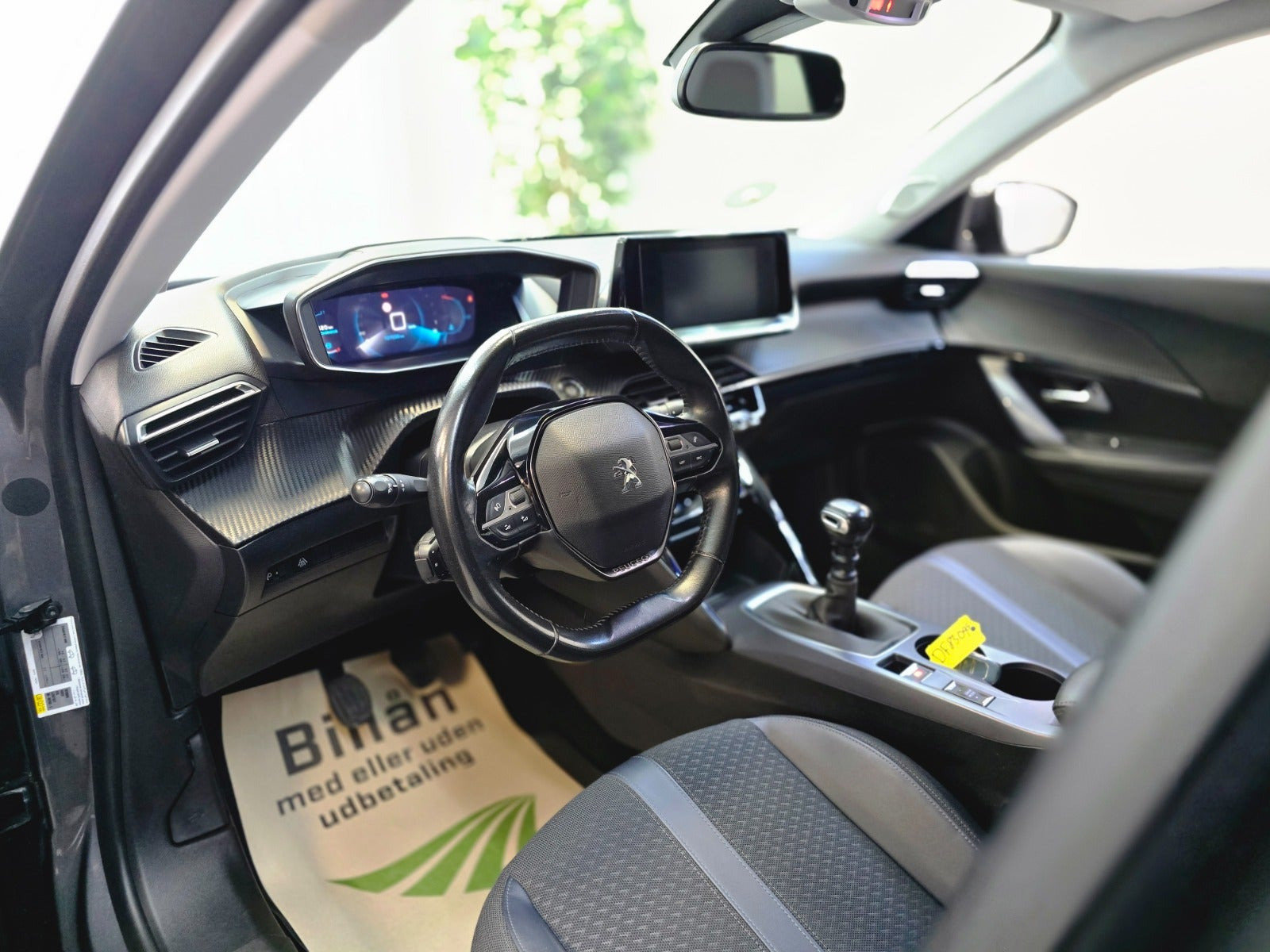 Grå Peugeot 2008 fra 2020