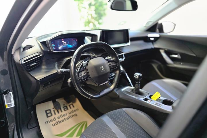 Grå Peugeot 2008 fra 2020