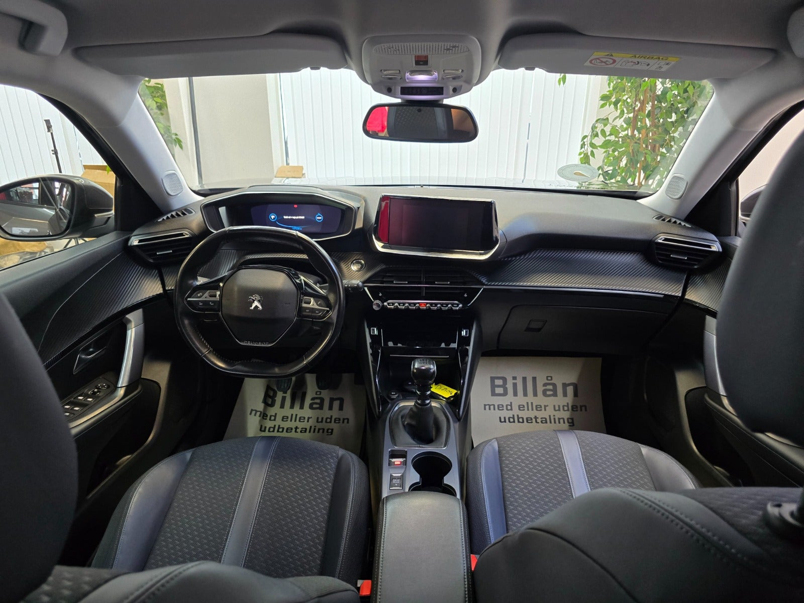 Grå Peugeot 2008 fra 2020