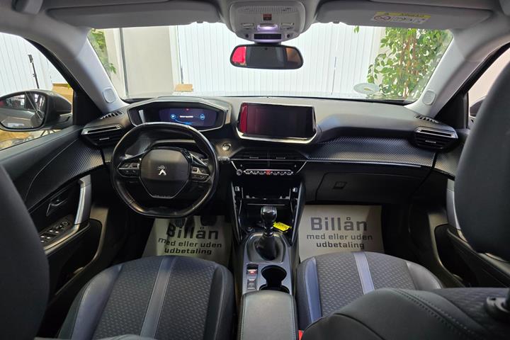 Grå Peugeot 2008 fra 2020