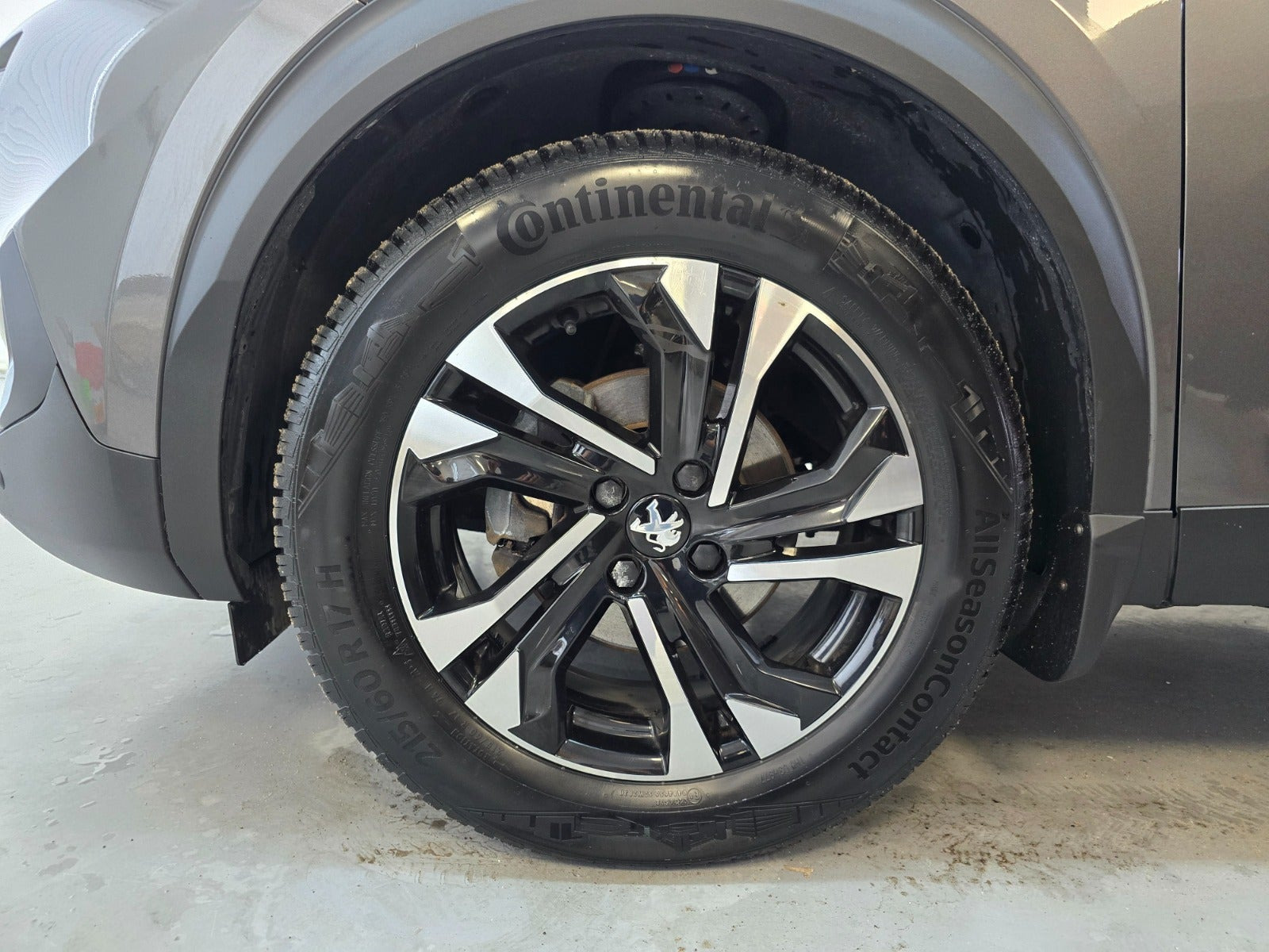 Grå Peugeot 2008 fra 2020