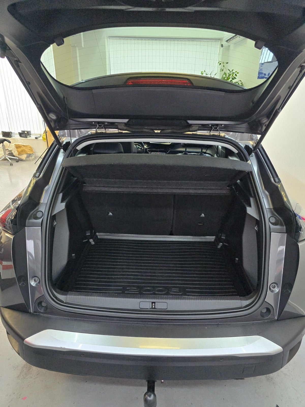 Grå Peugeot 2008 fra 2020