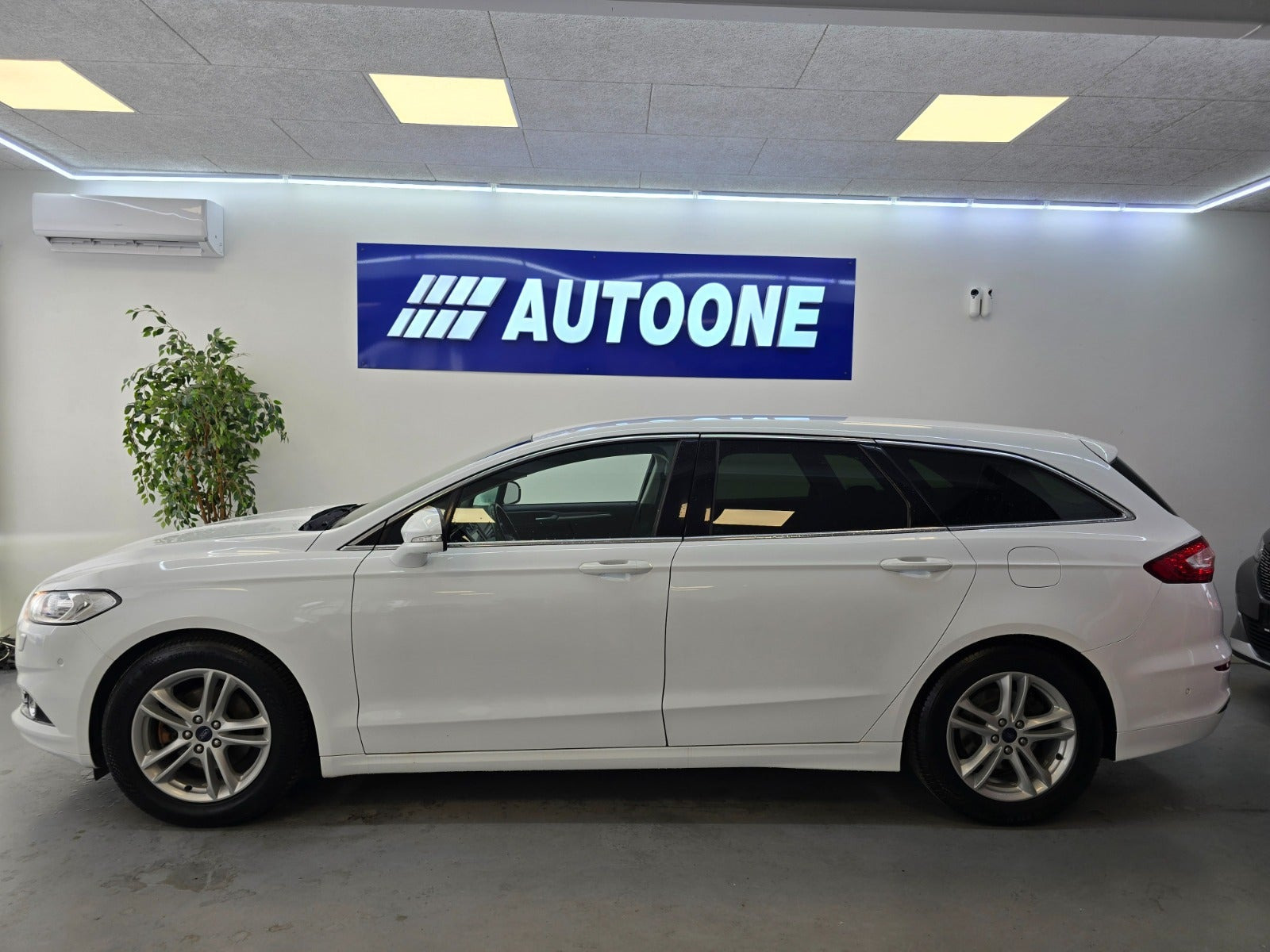 Hvid Ford Mondeo fra 2018