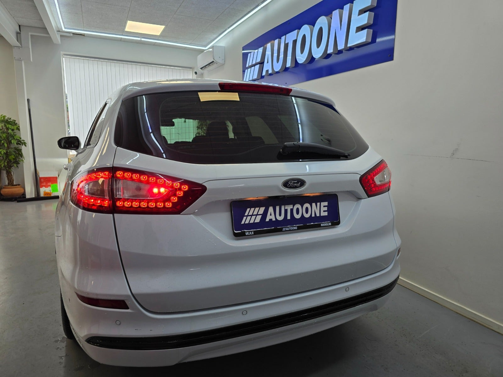 Hvid Ford Mondeo fra 2018