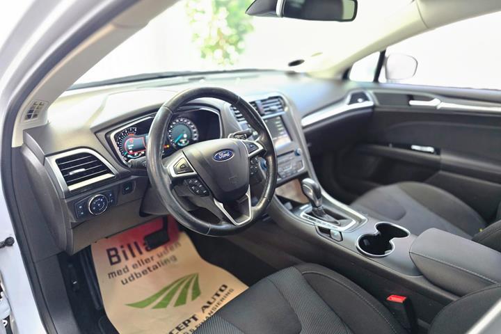 Hvid Ford Mondeo fra 2018