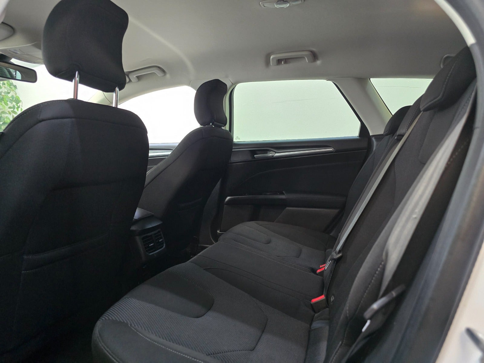 Hvid Ford Mondeo fra 2018