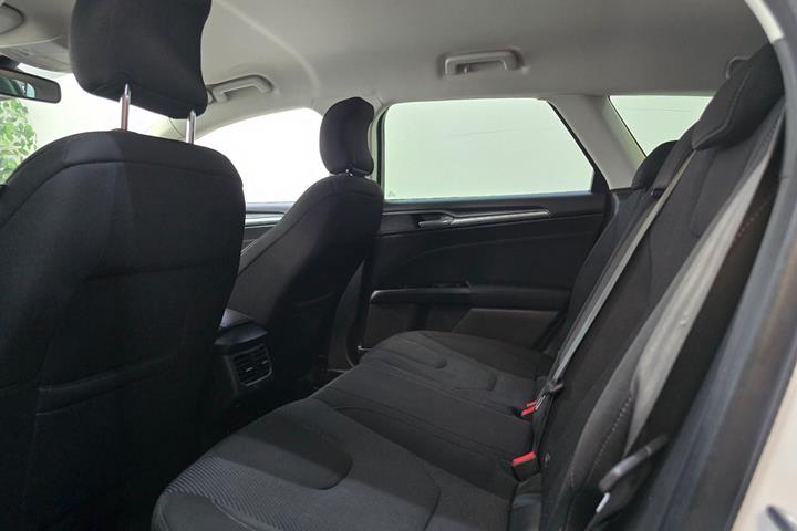 Hvid Ford Mondeo fra 2018