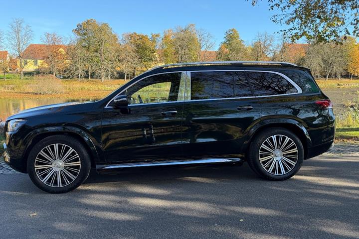 Grøn Mercedes GLS600 fra 2022