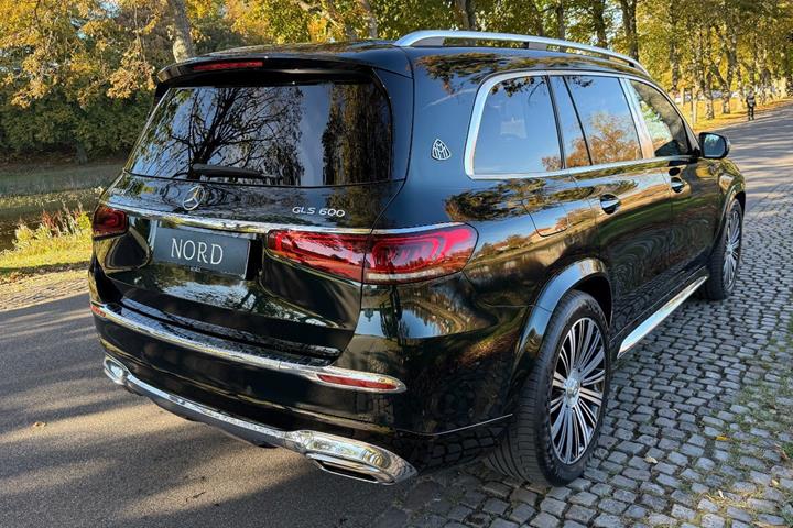 Grøn Mercedes GLS600 fra 2022