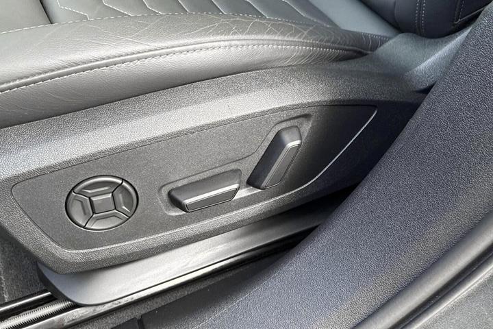Grå Audi A6 e-tron fra 2025
