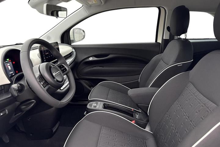 Hvid Fiat 500e fra 2024