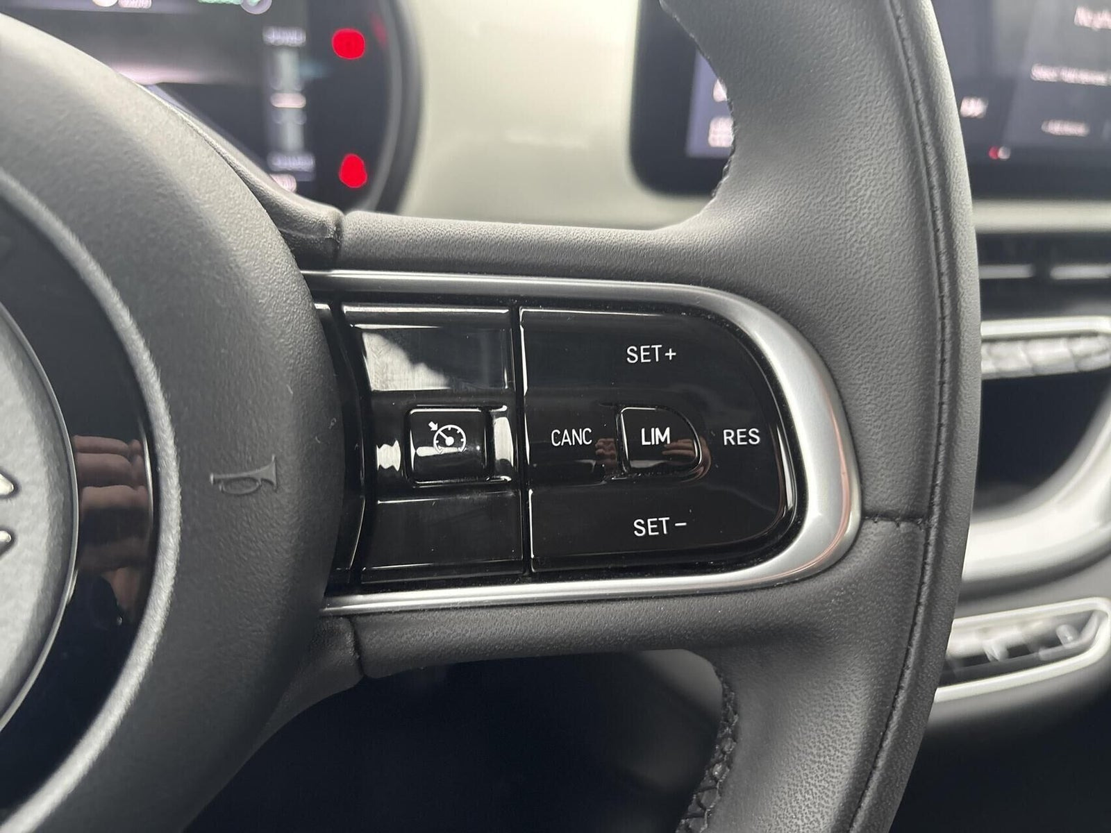 Hvid Fiat 500e fra 2023