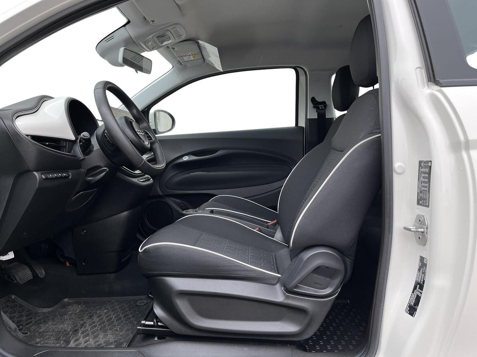 Hvid Fiat 500e fra 2023