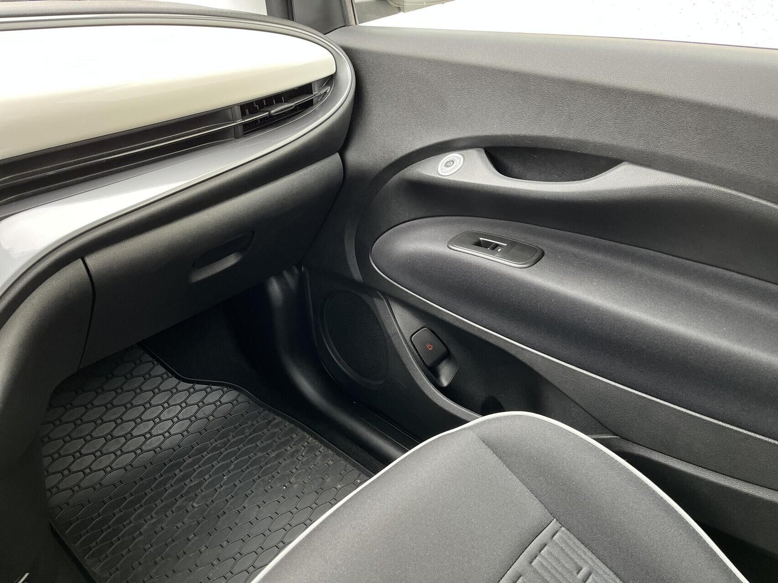 Hvid Fiat 500e fra 2023