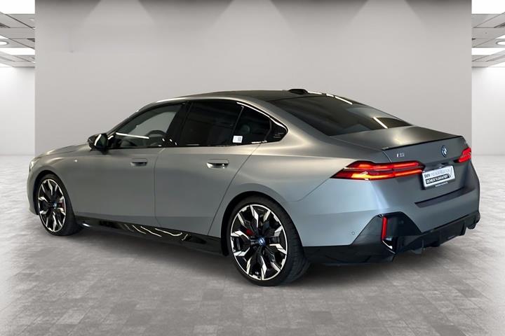 Grå BMW i5 fra 2024