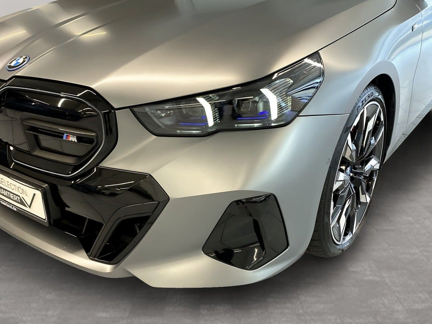 Grå BMW i5 fra 2024