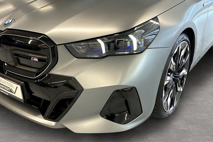Grå BMW i5 fra 2024