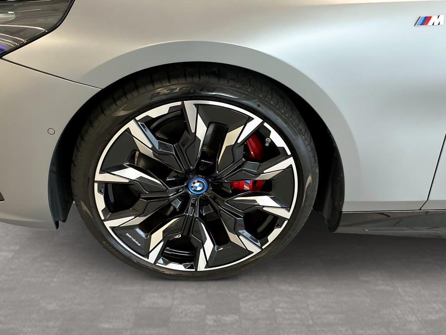 Grå BMW i5 fra 2024