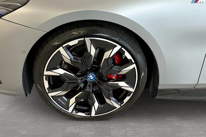 Grå BMW i5 fra 2024