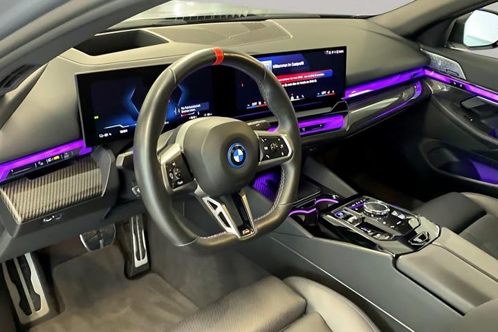 Grå BMW i5 fra 2024