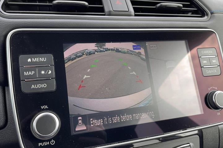 Grå Nissan Leaf fra 2022