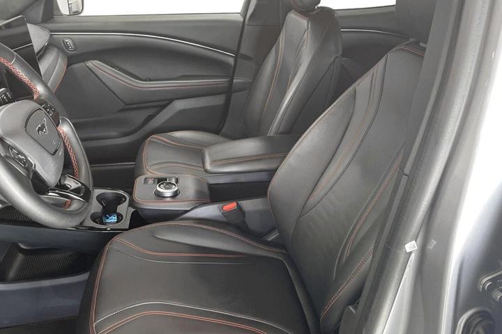 Sølv Ford Mustang Mach-E fra 2021