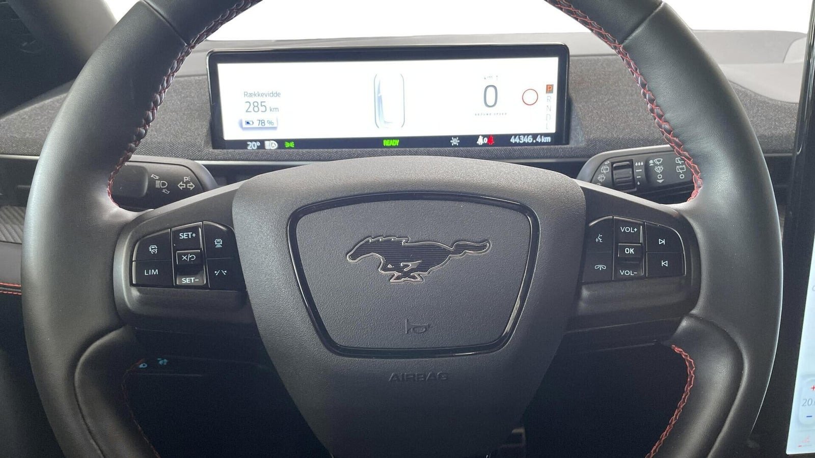 Sølv Ford Mustang Mach-E fra 2021