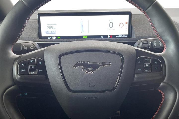 Sølv Ford Mustang Mach-E fra 2021
