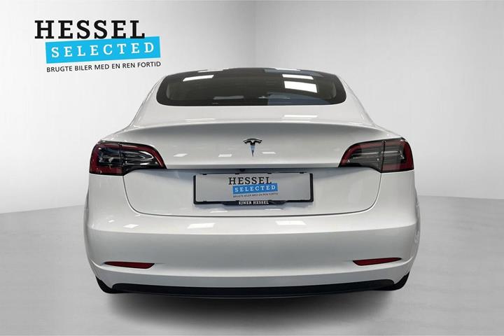 Hvid Tesla Model 3 fra 2022