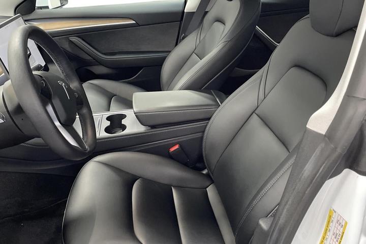 Hvid Tesla Model 3 fra 2022