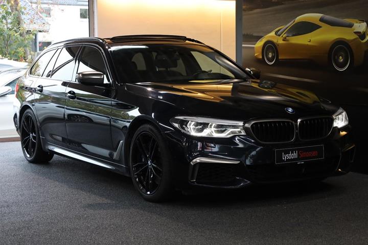 Blå BMW M550d fra 2019