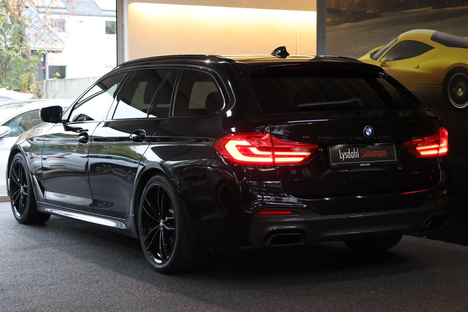 Blå BMW M550d fra 2019