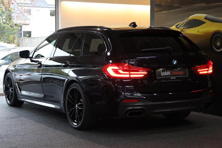 Blå BMW M550d fra 2019