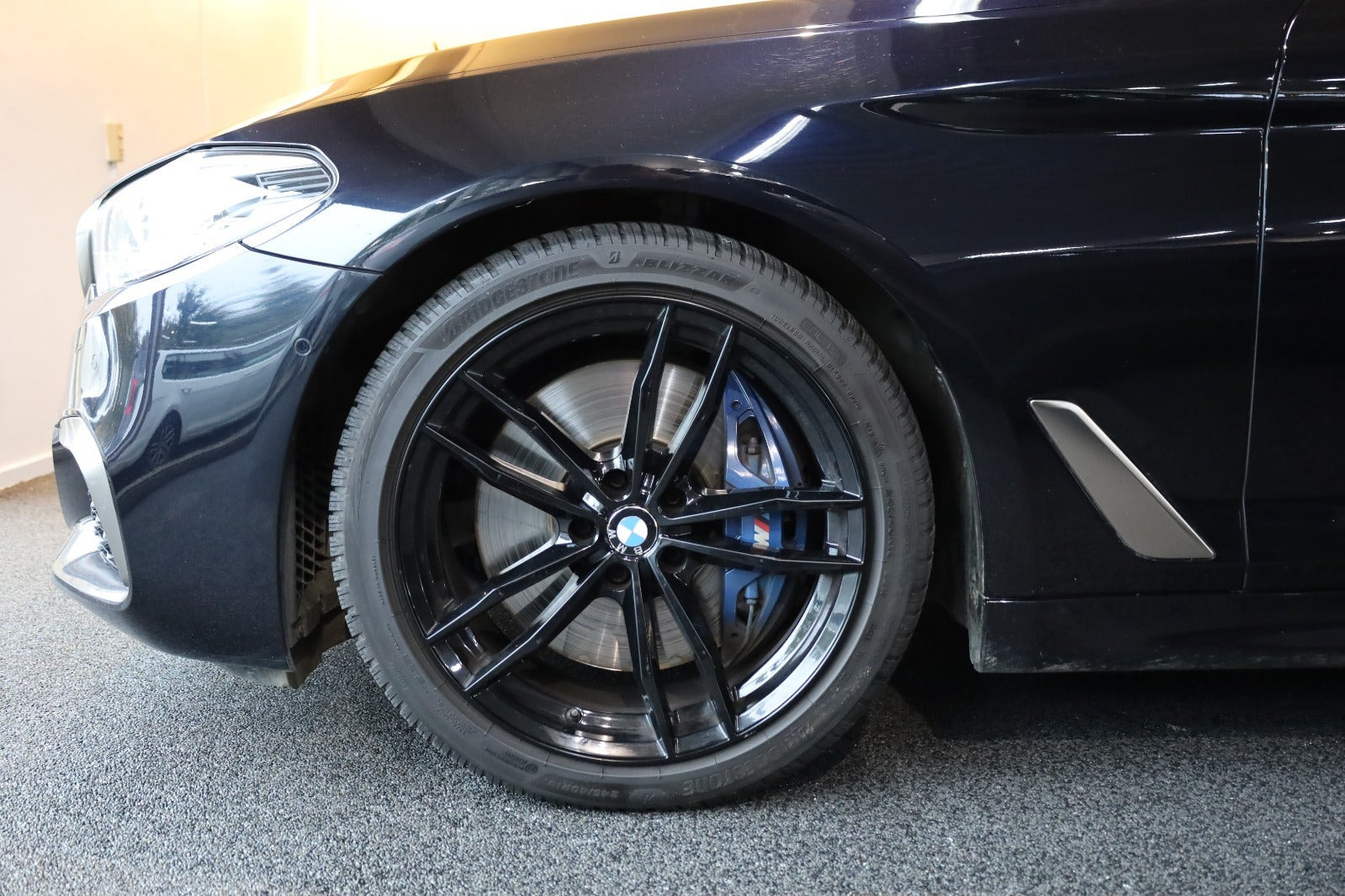 Blå BMW M550d fra 2019