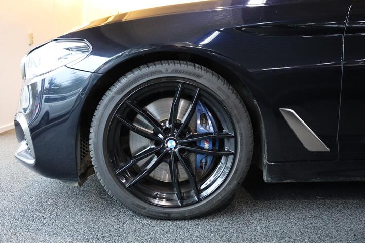 Blå BMW M550d fra 2019