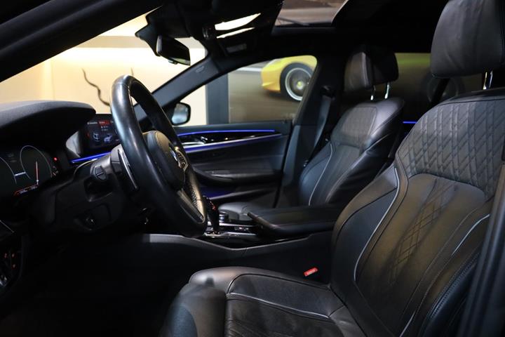 Blå BMW M550d fra 2019