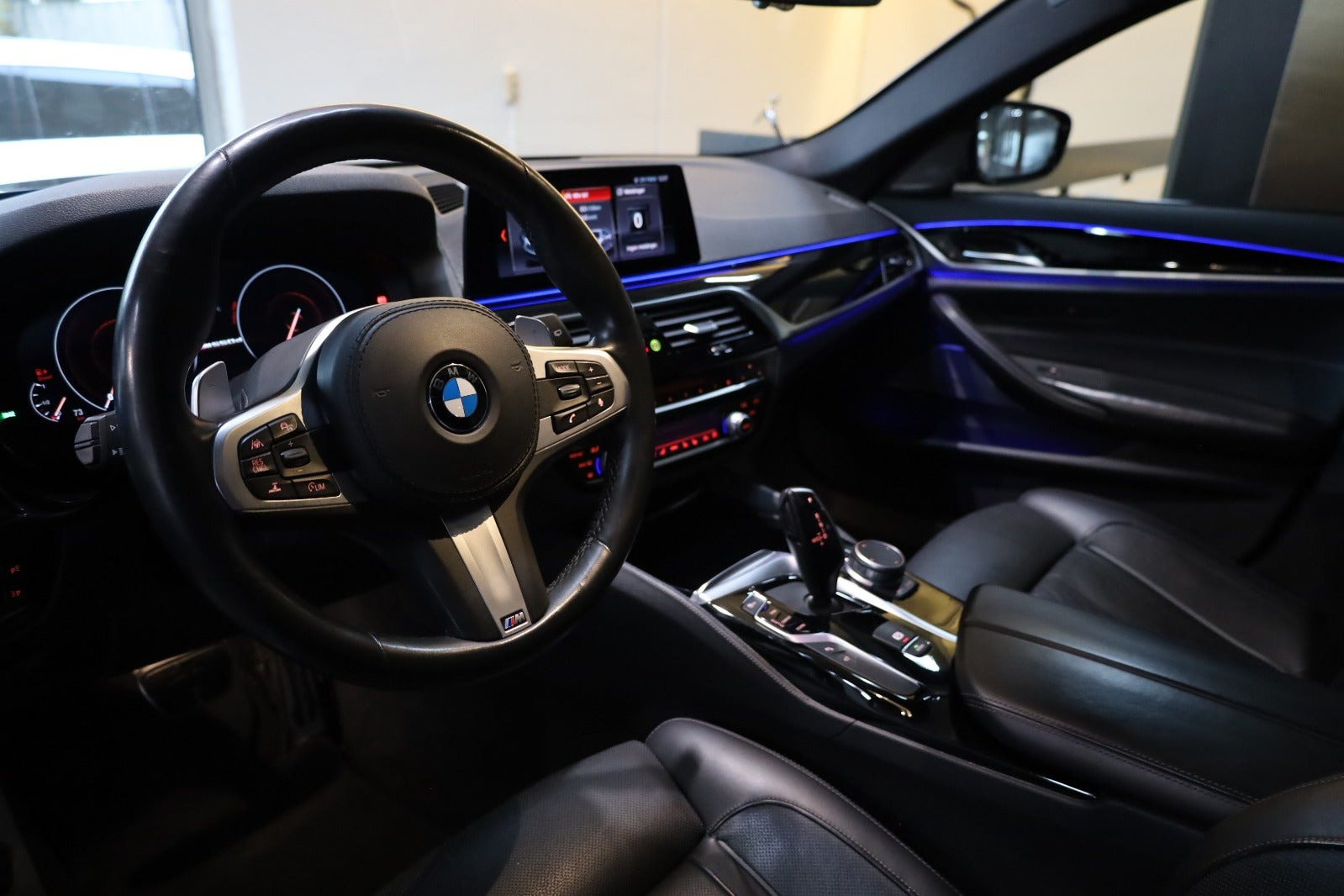 Blå BMW M550d fra 2019