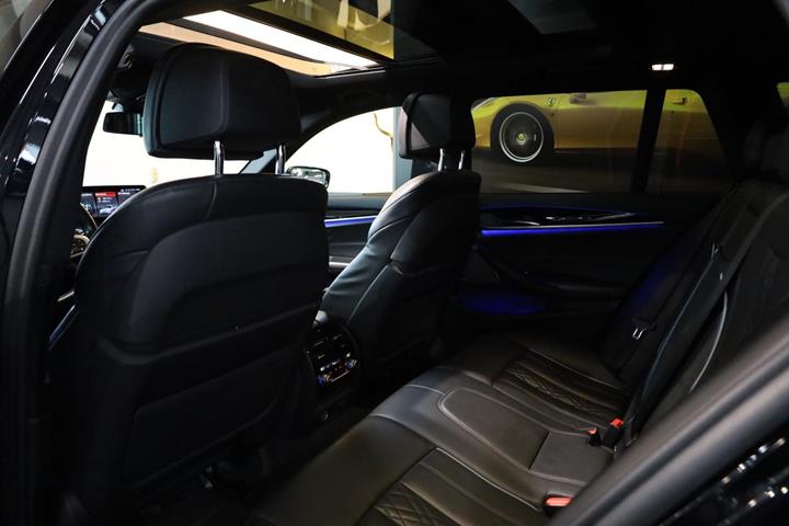 Blå BMW M550d fra 2019