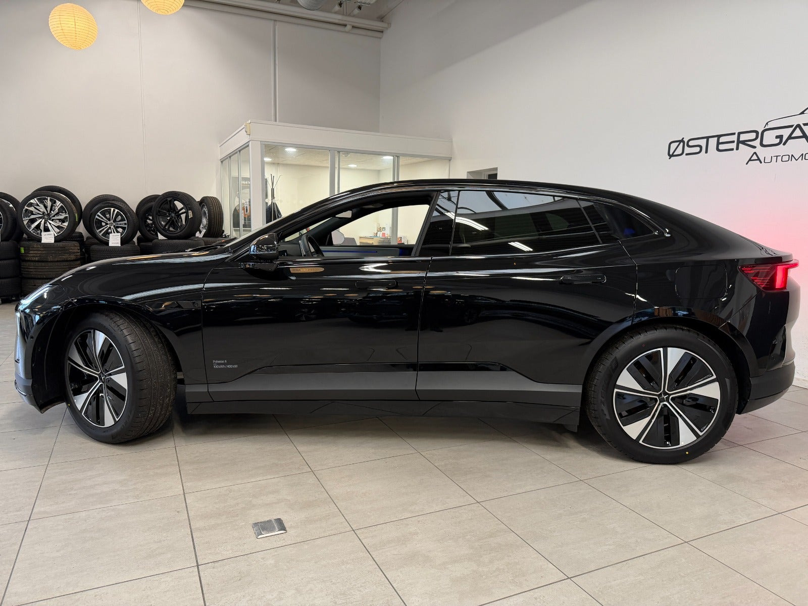 Sort Polestar 4 fra 2026