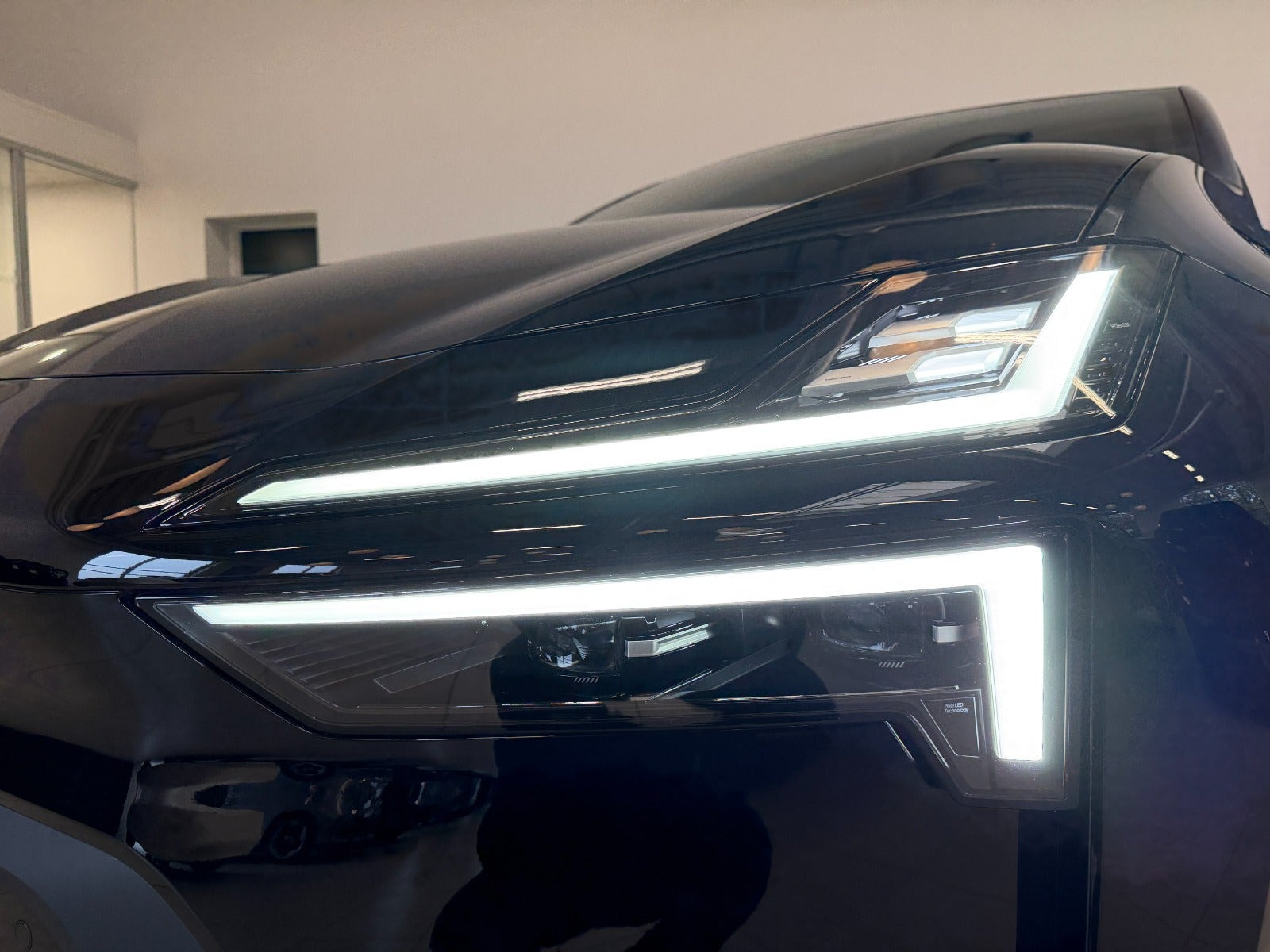 Sort Polestar 4 fra 2026