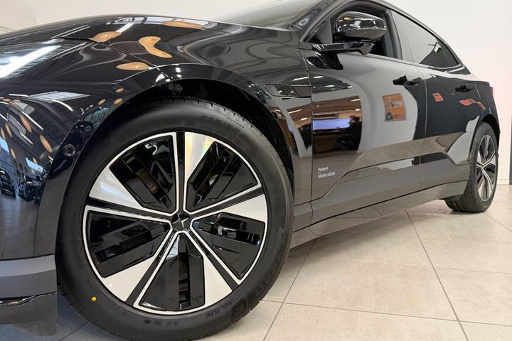 Sort Polestar 4 fra 2026