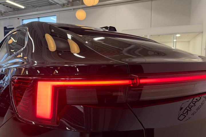 Sort Polestar 4 fra 2026